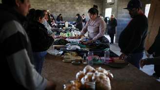 Em Lomas de Zamora, nos arredores de Buenos Aires, pessoas fazem trocas de bens, cozinham juntas para diminuir os gastos. Famílias contraem empréstimos de curto prazo para comprar mantimentos mostram as tensões sociais que surgem sob o programa de austeridade do presidente argentino Javier Milei