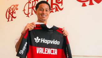 Anthony Valencia, novo reforço do Flamengo, durante apresentação - 
