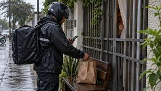 O entregador seguia as instruções sem invadir a rotina da cliente.
