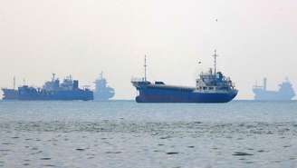 Navios bloqueados no Estreito de Ormuz, nas proximidades do porto iraniano Bandar Abbas, em 7 de setembro de 2026.