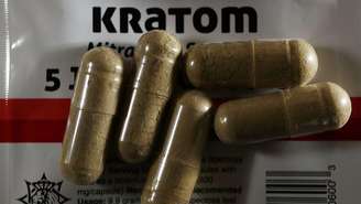 Uma foto do suplemento herbal de kratom tirada dentro de uma loja em Miami, Flórida.