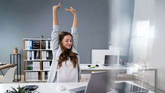 Passa muitas horas sentado? Conheça 5 exercícios simples para movimentar o corpo, aliviar tensões e incluir pequenas pausas na rotina