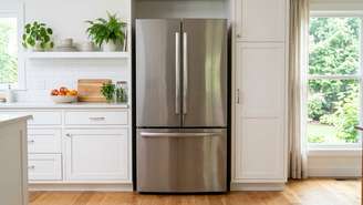 A incidência de luz solar direta e a proximidade com o fogão comprometem a eficiência do refrigerador.