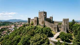 O imponente castelo medieval e a arquitetura histórica mantêm viva a memória da primeira capital portuguesa.