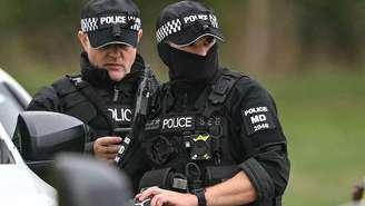 Policiais aparecem em uma base montada no Fairford Youth Football Club, próximo à base da RAF em Fairford, no sudoeste da Inglaterra.