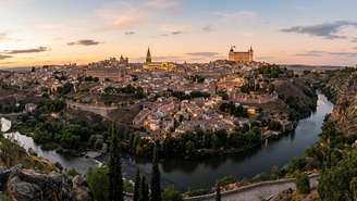 O rio Tejo e as pontes históricas protegem a colina rochosa onde Toledo exibe sua arquitetura singular.