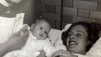 Elizabeth Mennell contraiu poliomielite quando estava grávida de cinco meses, o que fez com que precisasse dar à luz com a ajuda de ventiladores e de um pulmão de aço.