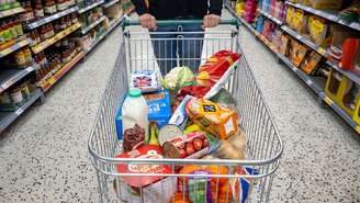 Um carrinho de supermercado cheio de compras