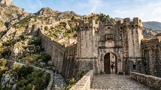 As imponentes muralhas medievais de Kotor estendem-se por quatro quilômetros pelas encostas das montanhas para proteger o valioso porto histórico contra investidas.