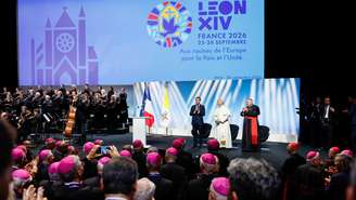 O presidente francês Emmanuel Macron, o papa Leão XIV e o cardeal Jean-Marc Aveline participam do encontro “Nas Raízes da Europa pela Paz e pela Unidade”, em Metz, na França, nesta segunda-feira, 28 de setembro de 2026.
