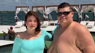 Após perder 140 kg, Gordão da XJ combina look com a noiva, Nicolle Caroline, em dia de praia