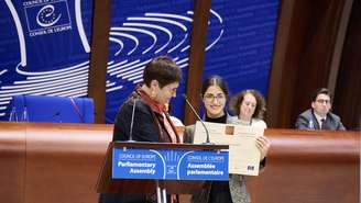 Mehraveh Khandan Heris recebe o Prêmio Václav Havel de Direitos Humanos em nome de sua mãe, a advogada iraniana Nasrin Sotoudeh, durante cerimônia no Conselho da Europa, em Estrasburgo, na França. Foto: Assembleia Parlamentar do Conselho da Europa/AFP.