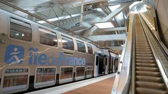 A greve anunciada desta terça-feira (29) pelos servidores públicos franceses deve afetar os transportes públicos em Paris e arredores (imagem de arquivo da RER E, na estação Porte Maillot, em 3 de maio de 2024).