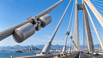 Você já reparou em pequenos cilindros presos aos cabos de pontes? Entenda por que eles existem e como ajudam a controlar oscilações provocadas pelo vento.