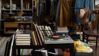 Ambientes com livros, música e objetos afetivos ajudam a criar momentos de conexão longe das telas