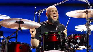 Abe Laboriel Jr., do Pearl Jam, se apresenta ao vivo no palco durante o Ohana Festival, em setembro de 2026