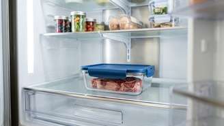Evitar que fluidos de carne crua entrem em contato com verduras e frutas previne intoxicações alimentares graves.