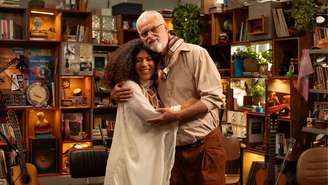 Josyara abraça Roberto Mendes no Tiny Desk Brasil