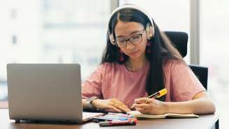 Estudo sugere que falar mais de um idioma pode estar associado a um cérebro mais jovem; entenda o que os pesquisadores descobriram