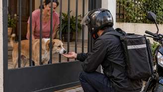 A família descobriu que ele esperava um entregador conhecido.