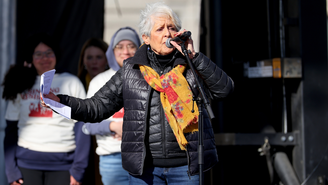 Joan Baez se apresentou durante o "No Kings", protesto contra Donald Trump