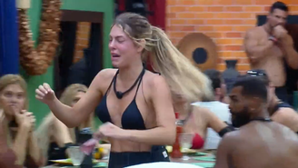 Ana Bruna chora após conversar com a produção