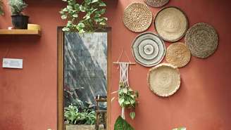 Descubra as 5 cores que mais combinam com terracota na decoração. Veja dicas de arquitetas para harmonizar tons terrosos