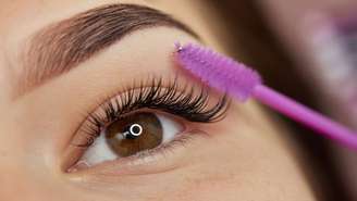 Extensões de cílios podem afetar a saúde dos olhos? Estudo encontra associação com ácaros, irritação e alterações nas glândulas das pálpebras