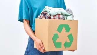 Roupas que já não podem ser doadas também podem encontrar novos caminhos por meio do reaproveitamento e da reciclagem