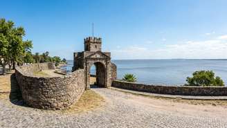 As disputas históricas entre coroas europeias moldaram a arquitetura fortificada e o patrimônio ribeirinho da península.