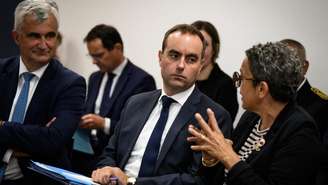 O novo primeiro-ministro da França, Sébastien Lecornu, assume o cargo diante do desafio de conter o aumento da dívida pública do país e de restaurar o equilíbrio das contas do Estado.