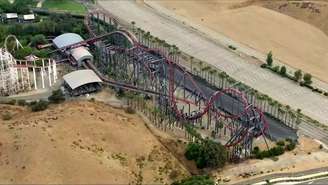 Vista aérea da montanha-russa X2, no Six Flags Magic Mountain, na Califórnia, Estados Unidos
