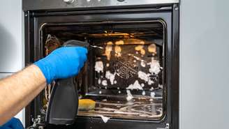 A gordura do forno pode ficar mais difícil de remover com o tempo, mas alguns cuidados ajudam a soltar os resíduos antes de esfregar