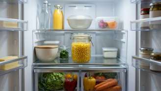 Transferir as sobras para recipientes vedados logo após a abertura protege a saúde e preserva os nutrientes.