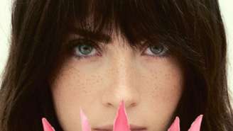 Paris Fashion Week: Jade Picon muda visual e exibe franja em desfile de luxo
