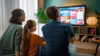 Quer um ambiente perfeito para ver filmes em casa mas sem ter que fazer reforma? Descubra 5 truques fáceis para transformar a sala em cinema