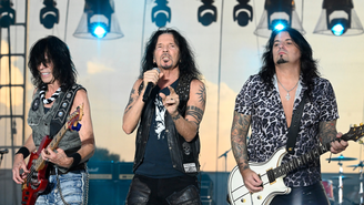 Rudy Sarzo, Jizzy Pearl, e Alex Grossi em show da banda Quiet Riot em 2023