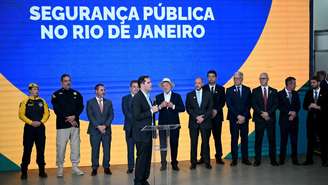 O presidente do Brasil e candidato à reeleição, Luiz Inácio Lula da Silva (ao centro), participa de uma cerimônia para anunciar investimentos em segurança na sede da Polícia Rodoviária Federal, no Rio de Janeiro, Brasil, em 18 de setembro de 2026.