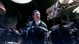 Nick Mason, baterista do Pink Floyd, atrás de sua bateria