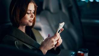 Veja o checklist essencial de segurança para mulheres antes de entrar no app de transporte. Saiba como conferir dados e compartilhar a rota