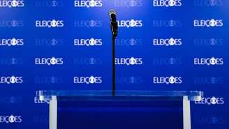 Microfone do debate na Globo sem ninguém