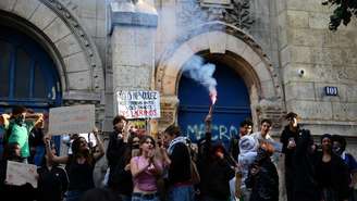 Estudantes do ensino médio protestam em frente ao liceu Voltaire, em Paris, nesta sexta-feira, 2 de outubro de 2026.