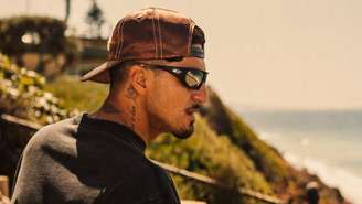 Confira o novo óculos de Medina com a Oakley