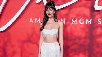 Dakota Johnson combina diferentes tipos de exercício e também reserva dias para recuperação ao longo da semana