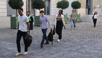 Representantes de organizações estudantis deixam reunião com o ministro da Educação da França, Édouard Geffray, em Paris; entidades consideraram insuficientes as medidas apresentadas pelo governo e convocaram novos protestos para 6 de outubro.