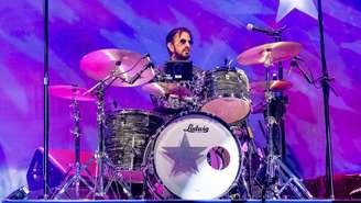 Ringo Starr, lendário baterista dos Beatles, em show no Forest Hills Stadium, em Nova York