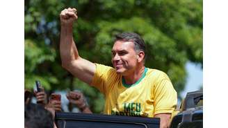 Flávio Bolsonaro durante campanha em Santa Barbara D´Oeste