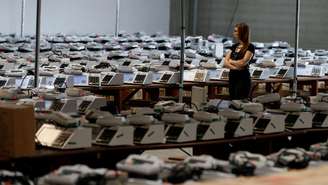 Um funcionário da Justiça Eleitoral brasileira caminha perto de urnas eletrônicas em Curitiba, Brasil, em 25 de setembro de 2018.