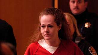Christa Pike chega ao Tribunal Criminal do Condado de Knox, no Tennessee, em 2007; condenada à morte, ela sobreviveu a duas injeções letais em tentativa de execução realizada pelo estado.