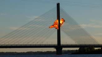 Um drone russo a jato atinge a ponte Sul de Kiev, na Ucrânia, em 2 de outubro de 2026.